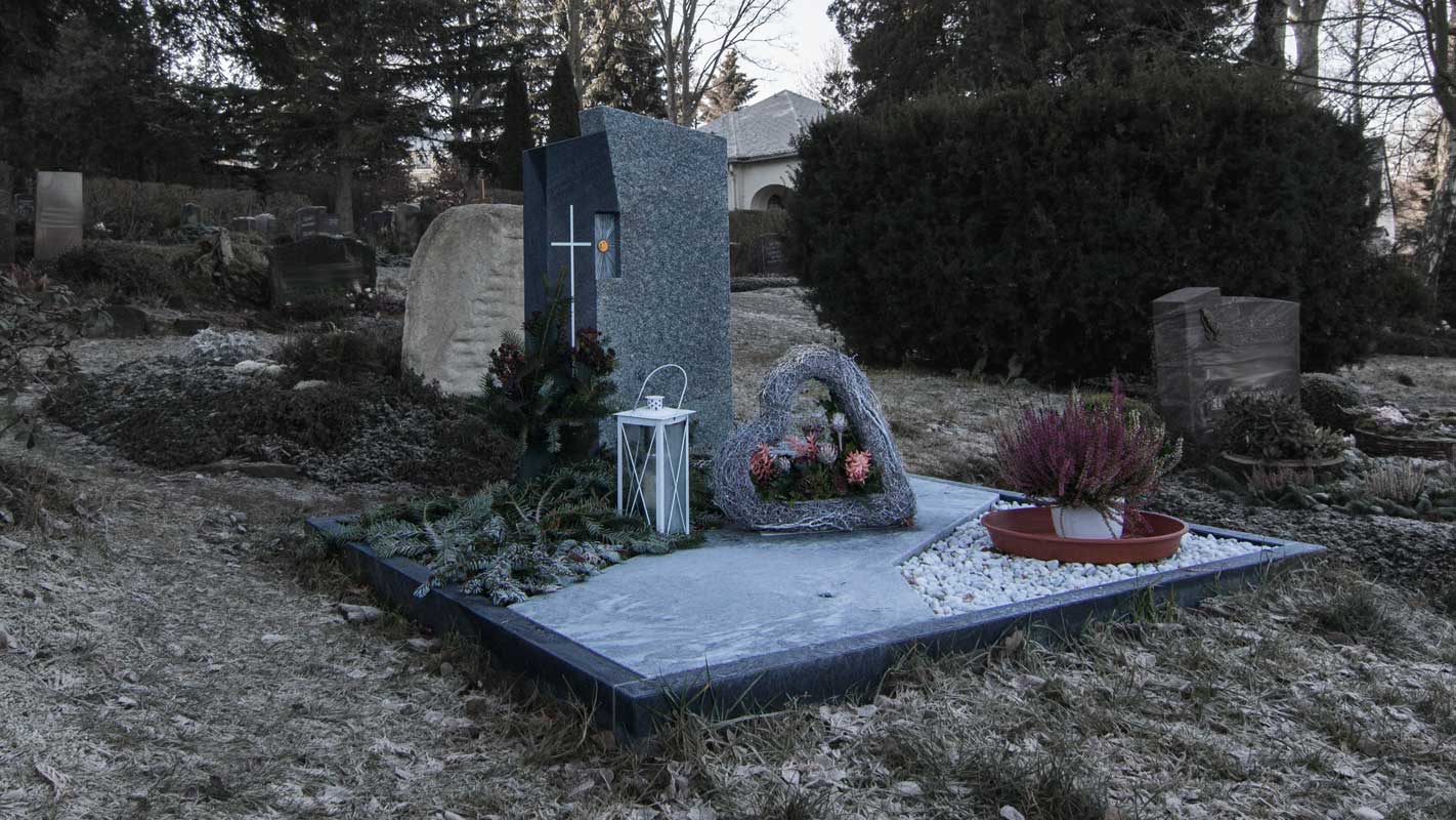 Zweiteiliges Grabmal