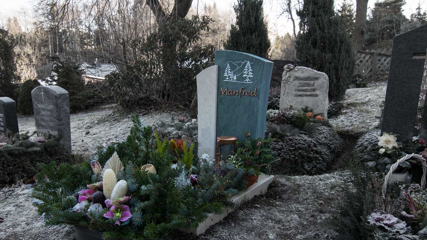 Grabstein mit Bronceschrift