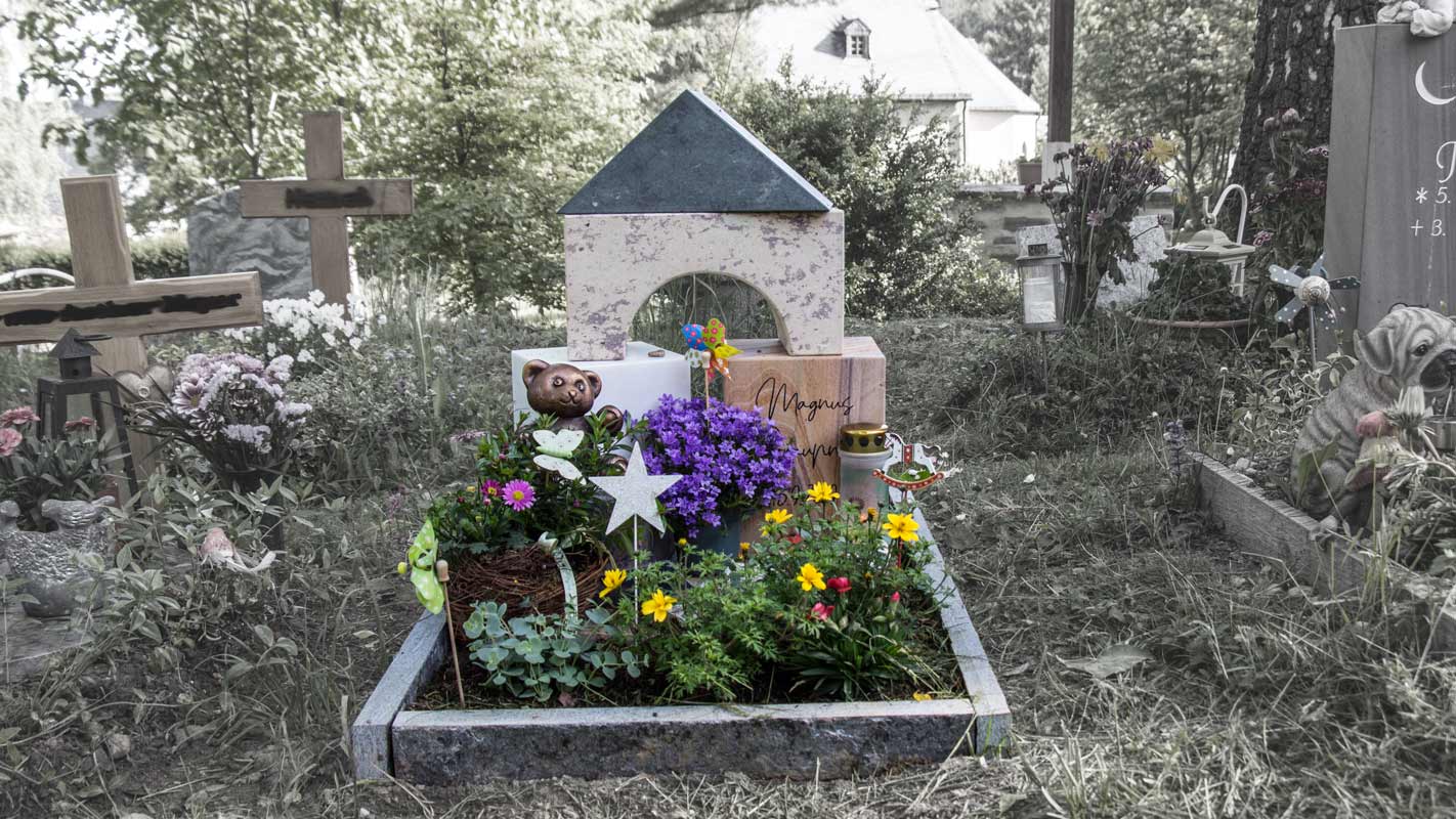 Grabstein aus Bausteinen