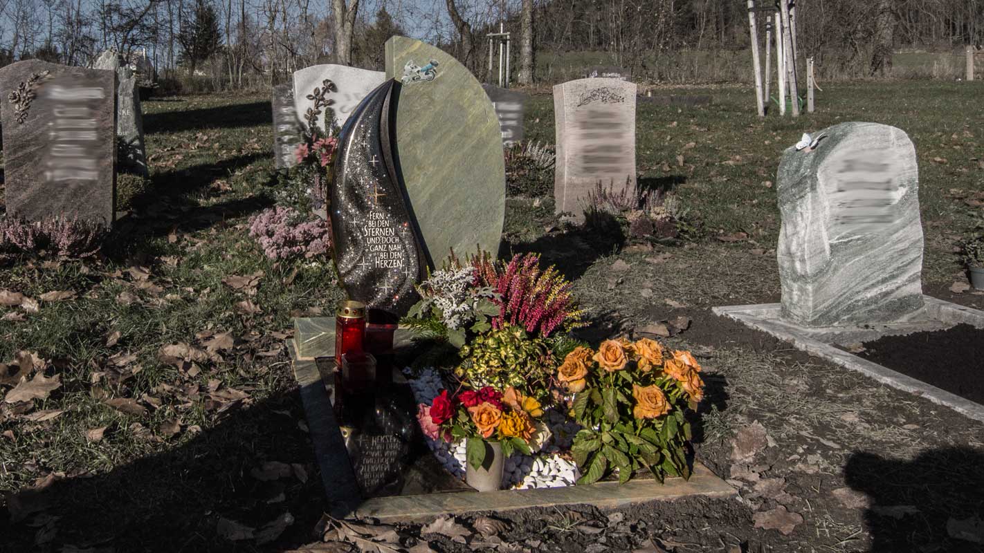 Zweiteiliger Rockstyle Grabstein