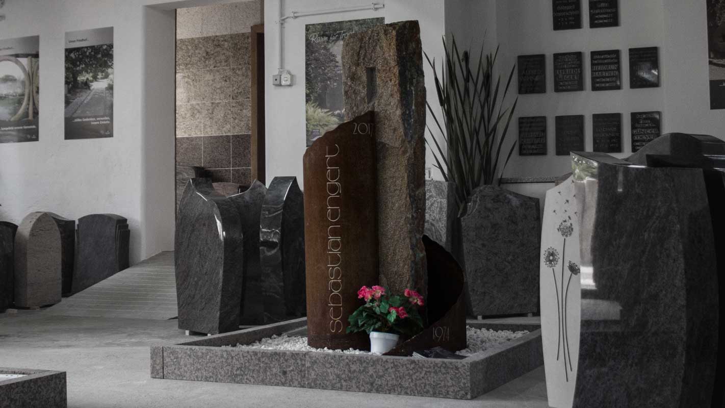 Grabmal mit Cortenstahl