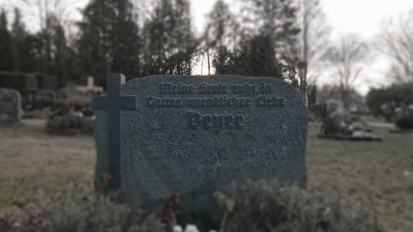 Theumaer Felsen mit erhabener Schrift