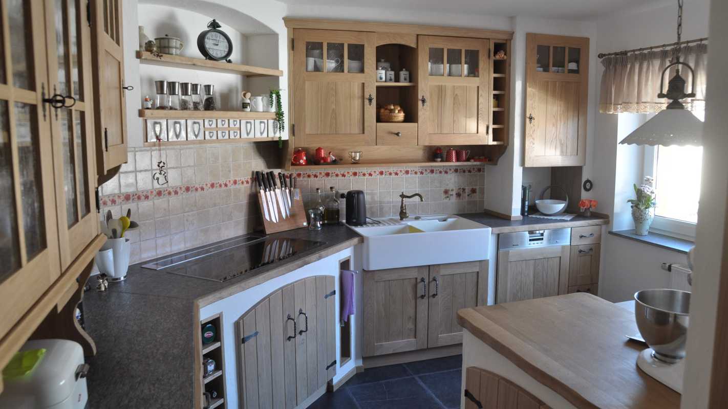 Küche mit Naturstein