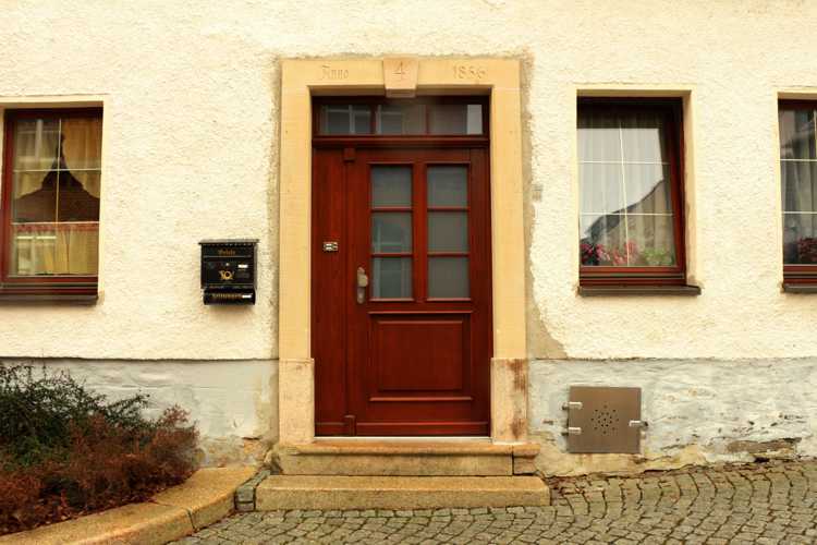 Neuhergestelltes Türgewände