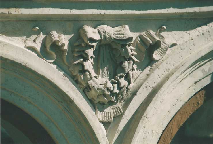 Efeukranz aus Sandstein als Zierelement