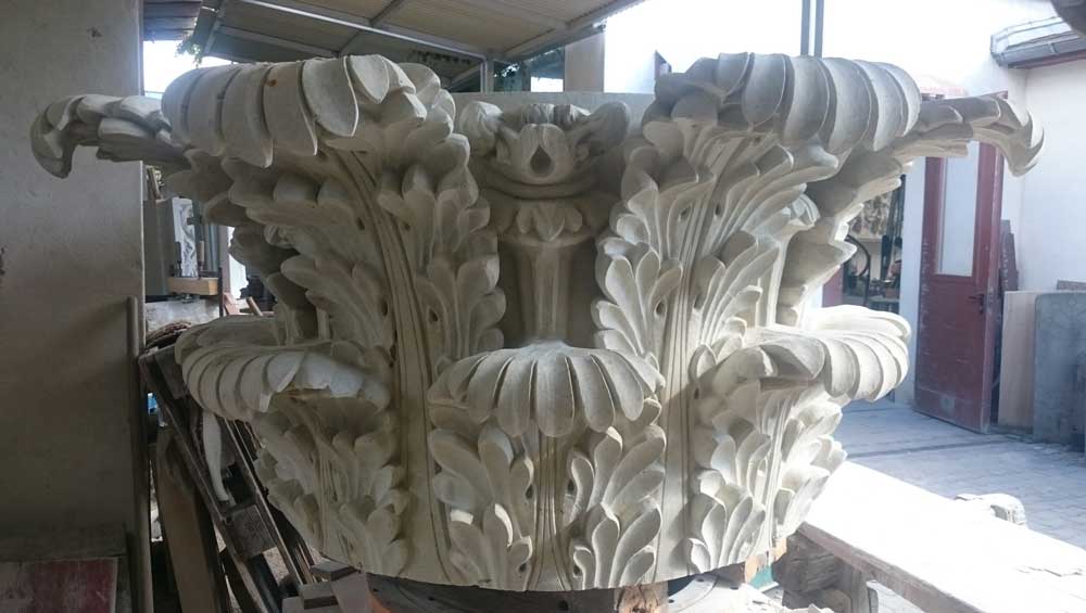 Arkantusblätter eines Kollossalkapitels