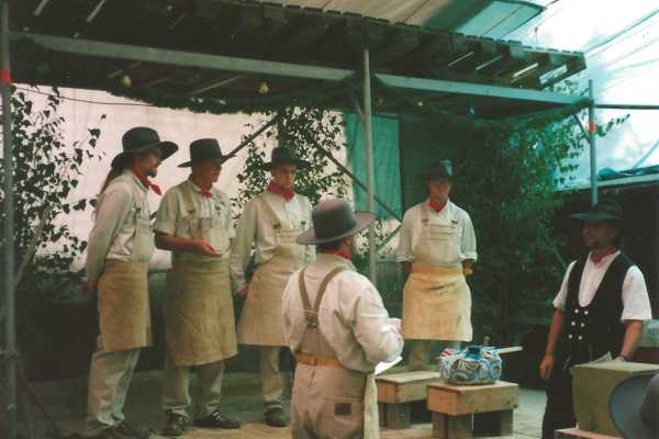 Geselle auf Wanderschaft stellt sich in Steinmetzhütte vor