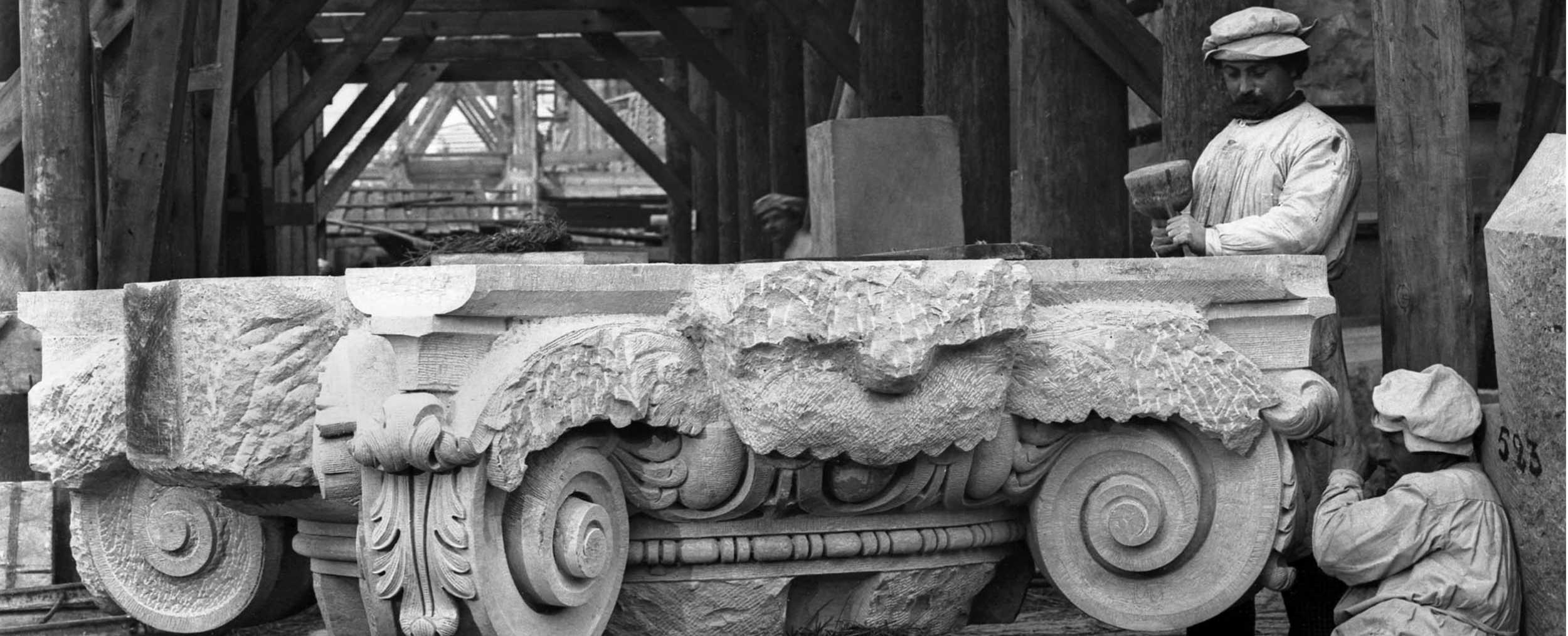 Steinmetze beim hauen eines Kolossalkapitels